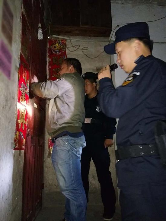 青岛粗心妈妈误将幼女锁家中 