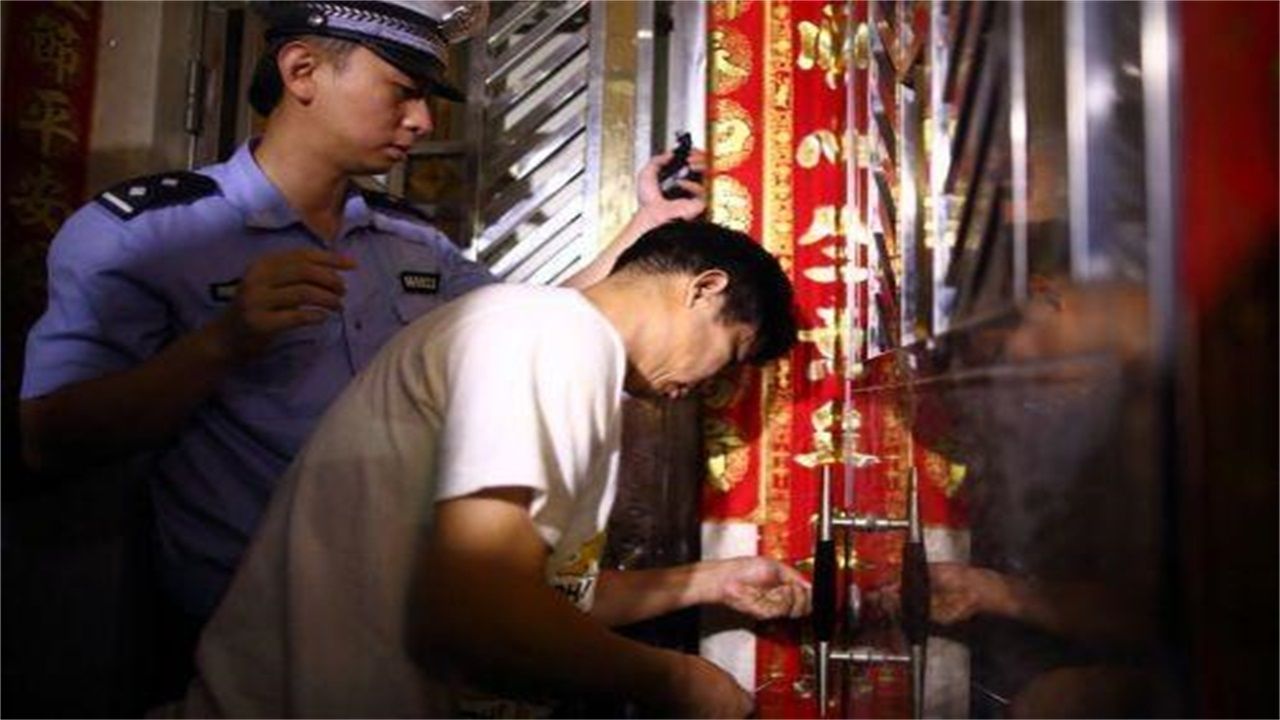 青岛请开锁师傅开了锁后，师傅